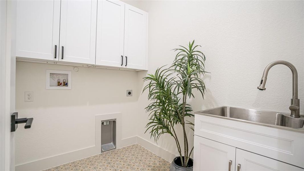 Furnished interior view inside a new home in , Granbury (Image 16).