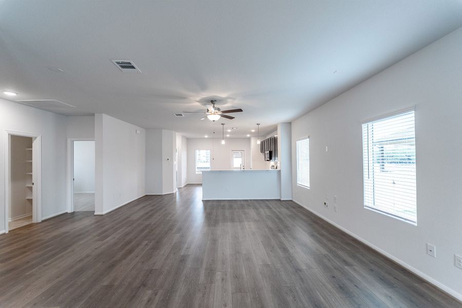 Spacious, unfurnished interior of a new home in Paramount, Kyle (Image 11).