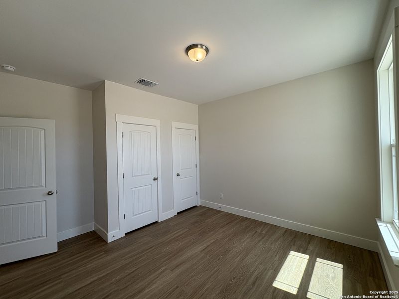Spacious, unfurnished interior of a new home in Las Palomas Country Club Estates, La Vernia (Image 5).