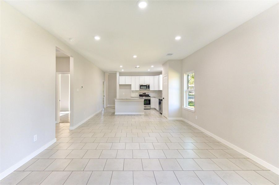 Spacious, unfurnished interior of a new home in , Navasota (Image 30).