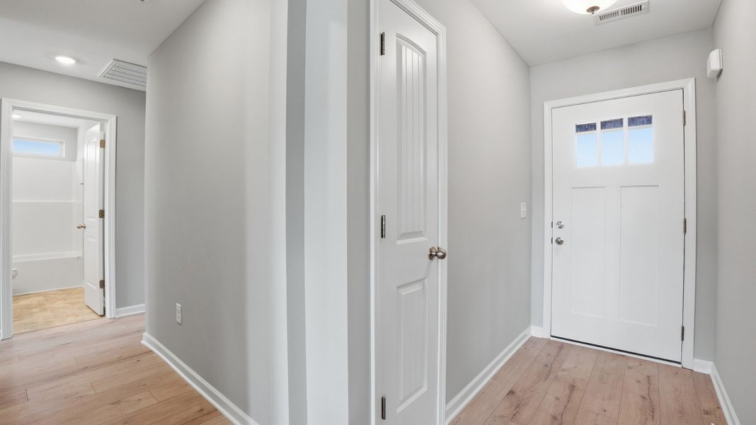 Spacious, unfurnished interior of a new home in Stillwater, Tullahoma (Image 9).