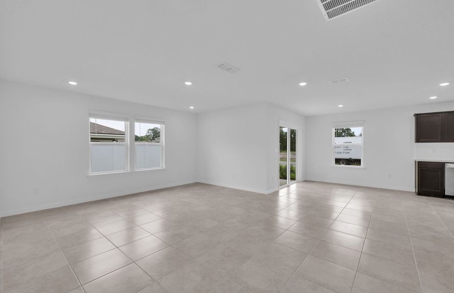 Spacious, unfurnished interior of a new home in Wells Landing, Jacksonville (Image 17).
