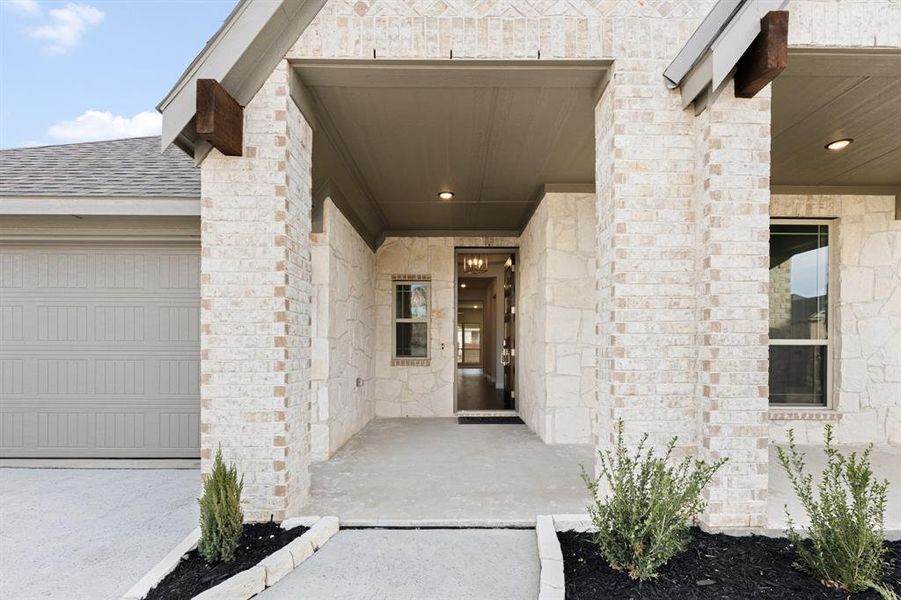 Exterior details and patio area of a home in Sunset Ridge, Alvarado (Image 3).