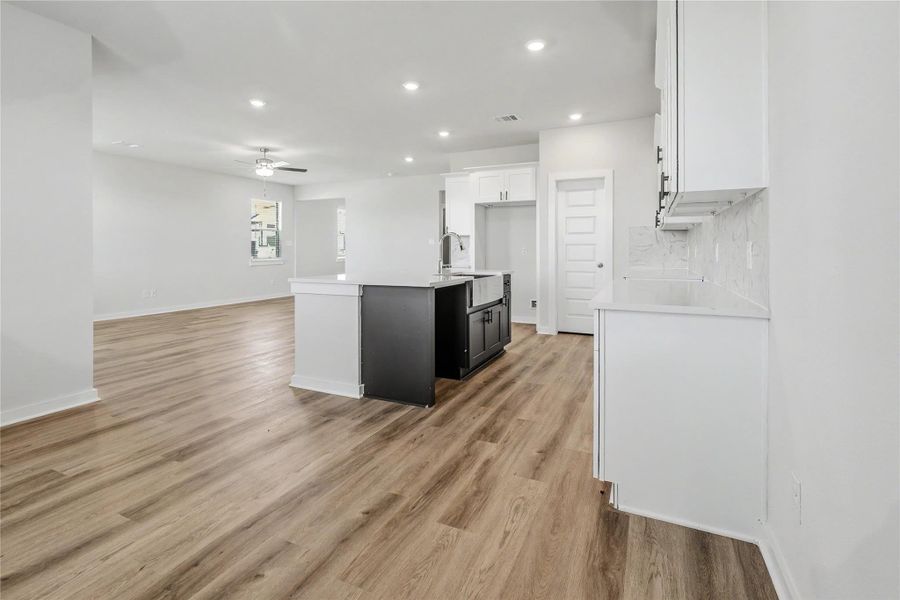 Spacious, unfurnished interior of a new home in Glendale Lakes, Rosharon (Image 19).