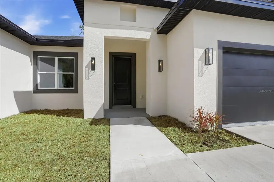 Exterior details and patio area of a home in , Orlando (Image 3).