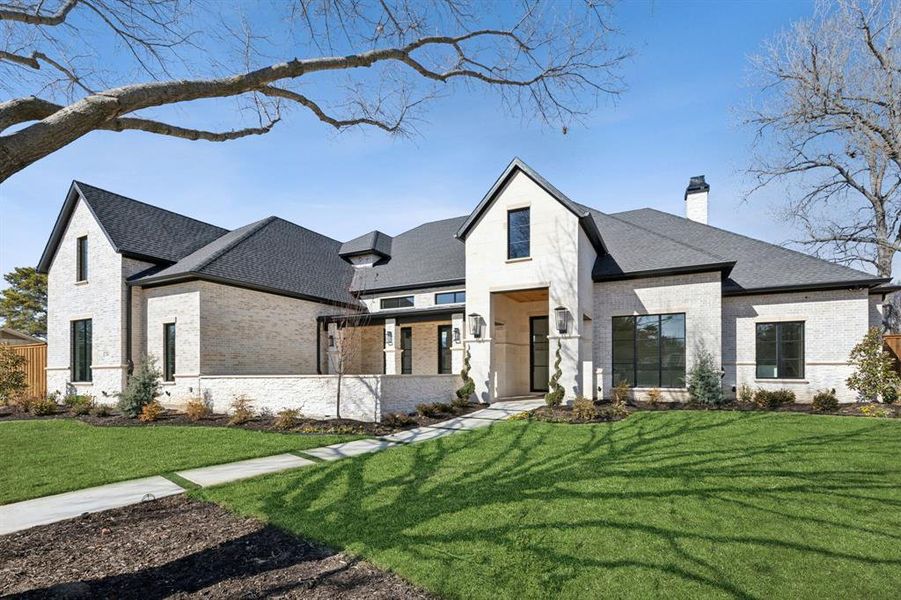 View of front of home featuring a front yard