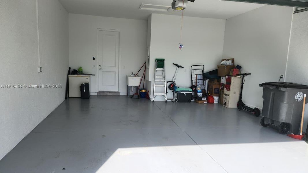 Spacious, unfurnished interior of a new home in , Westlake (Image 15).