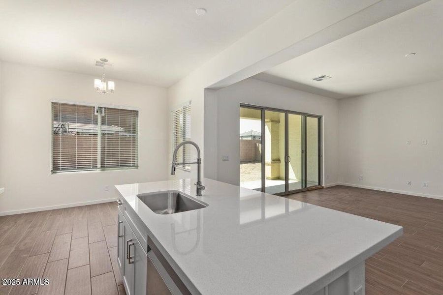 Island w/Quartz Countertop