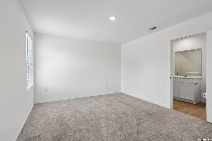 Spacious, unfurnished interior of a new home in Valle Sol, Von Ormy (Image 12).