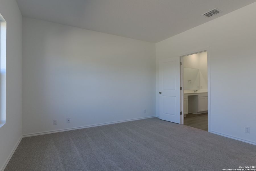 Spacious, unfurnished interior of a new home in Meadows at Hennersby Hollow 40's, San Antonio (Image 26). Spacious, unfurnished interior of a new home in Meadows at Hennersby Hollow 40's, San Antonio (Image 26).