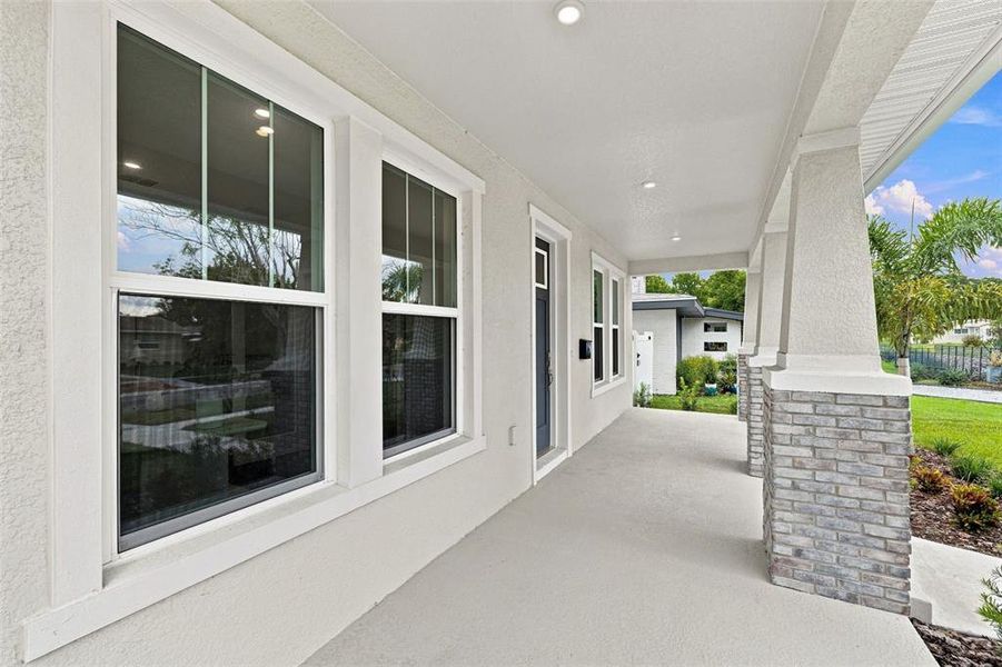 Exterior details and patio area of a home in , St. Petersburg (Image 30).