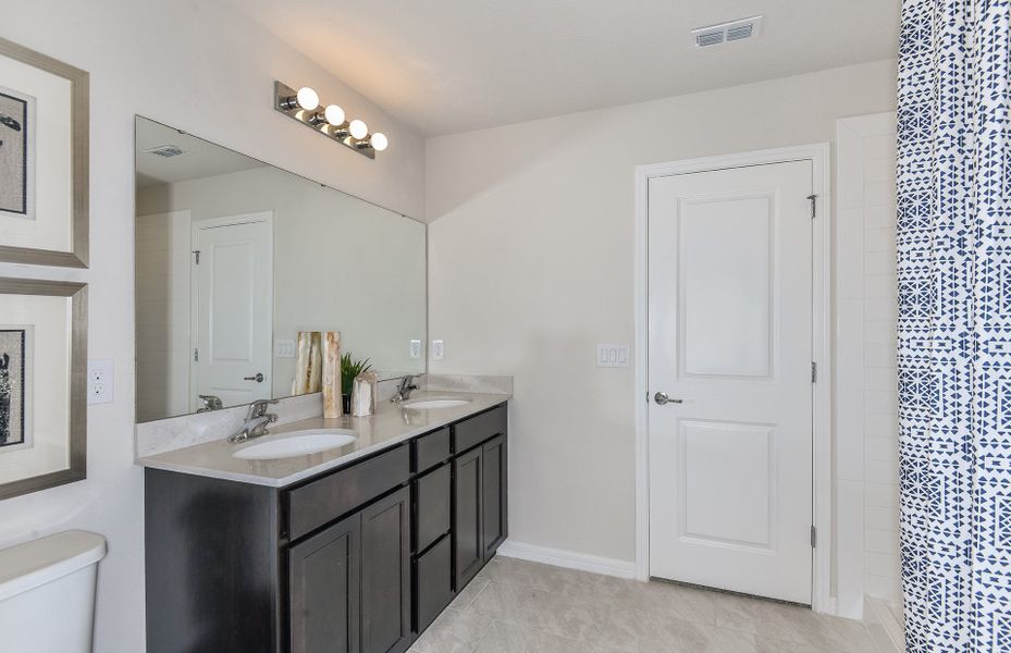 Owner's Bath with Dual Sinks Owner's Bath with Dual Sinks