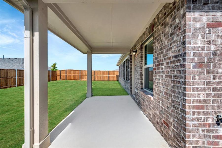 Exterior details and patio area of a home in Mobberly Farms, Pilot Point (Image 19).