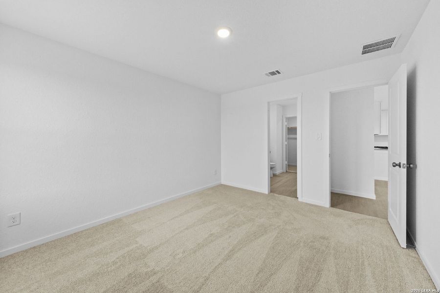 Spacious, unfurnished interior of a new home in Spring Grove, St. Hedwig (Image 22).