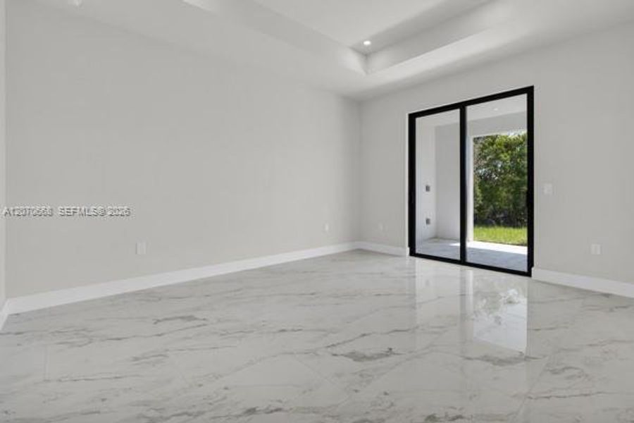 Spacious, unfurnished interior of a new home in , Cape Coral (Image 29).