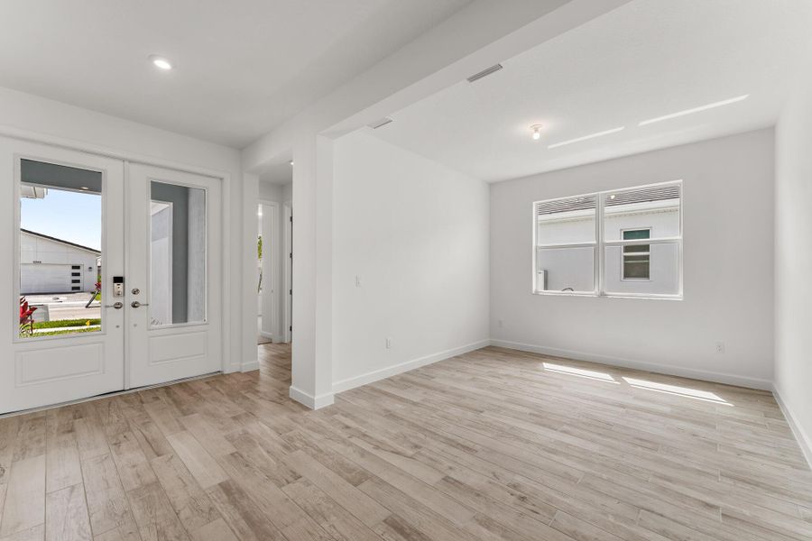 Spacious, unfurnished interior of a new home in Tradition - Telaro, Port St. Lucie (Image 11).