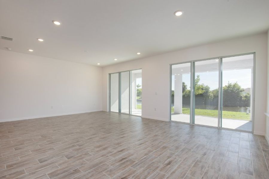 Spacious, unfurnished interior of a new home in Cape Coral, Cape Coral (Image 8).