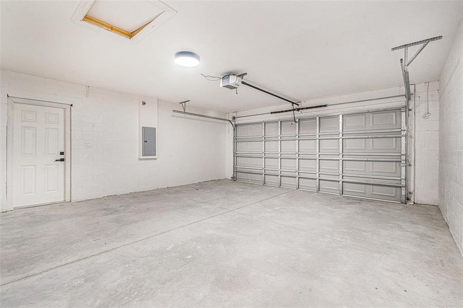 Spacious, unfurnished interior of a new home in , Citrus Springs (Image 9).