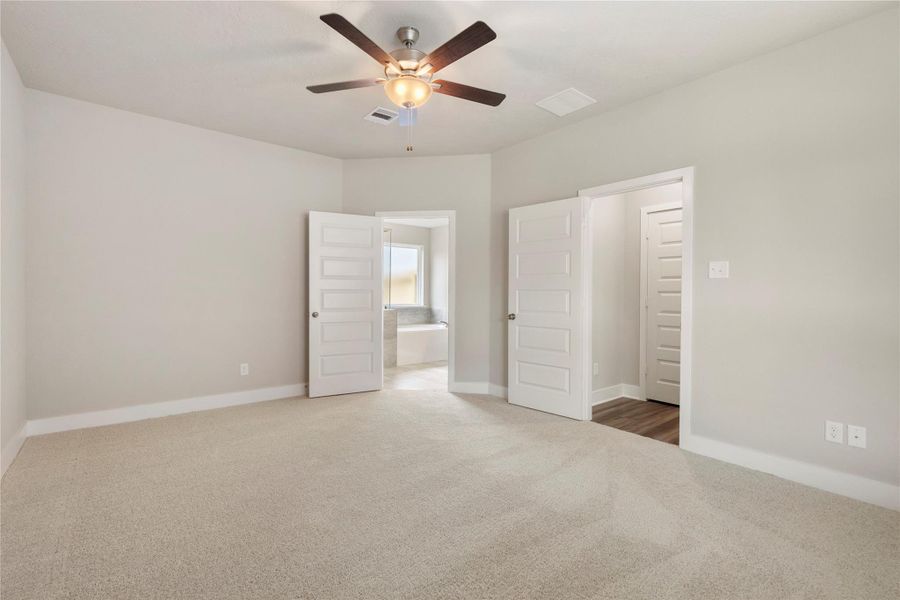 Spacious, unfurnished interior of a new home in Vintage Farms, Brenham (Image 32).