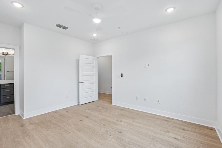 The ground-level bedroom caneasily be transformed into aprivate office or studio space.