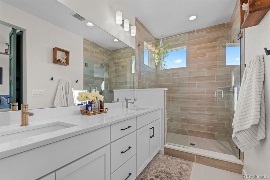 Large primary en suite bathroom