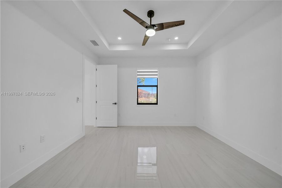 Spacious, unfurnished interior of a new home in , Lehigh Acres (Image 16).