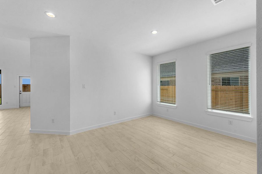 Spacious, unfurnished interior of a new home in Huntington Place, Rosharon (Image 18).