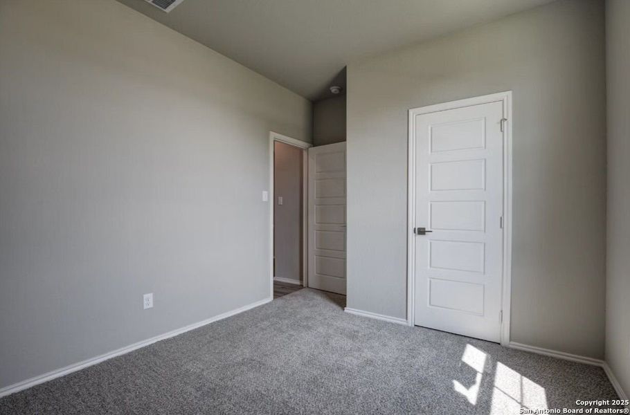 Spacious, unfurnished interior of a new home in Hickory Ridge, San Antonio (Image 39).