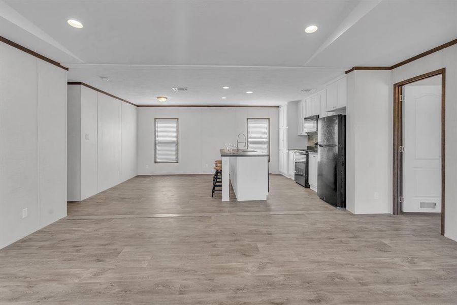 Spacious, unfurnished interior of a new home in , Granbury (Image 23).