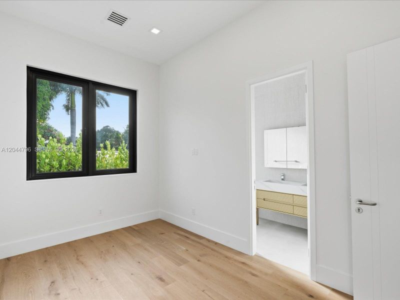Spacious, unfurnished interior of a new home in , Pompano Beach (Image 39).
