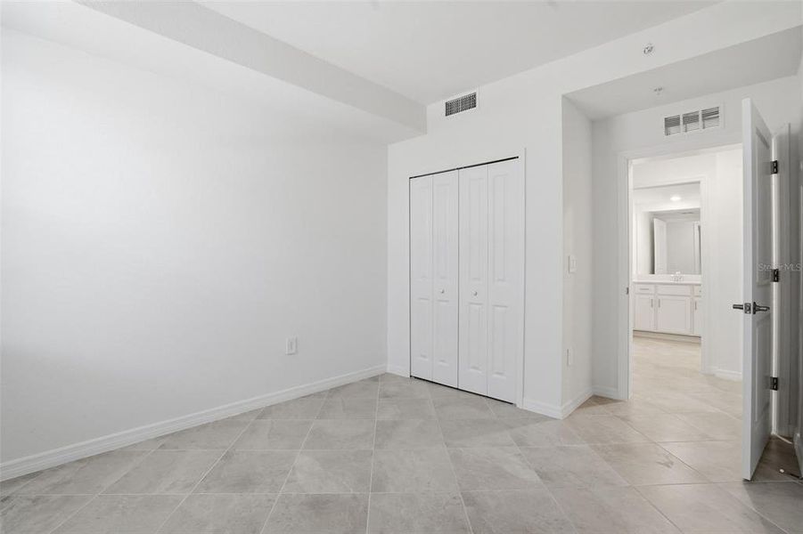 Spacious, unfurnished interior of a new home in Legends Cove, Bradenton (Image 29).