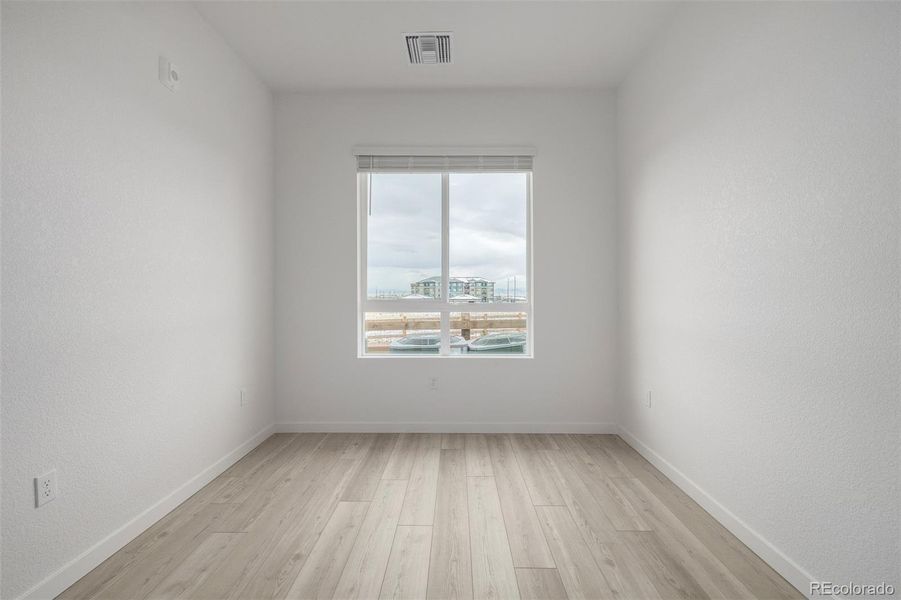 Spacious, unfurnished interior of a new home in Gateway Commons, Denver (Image 25).