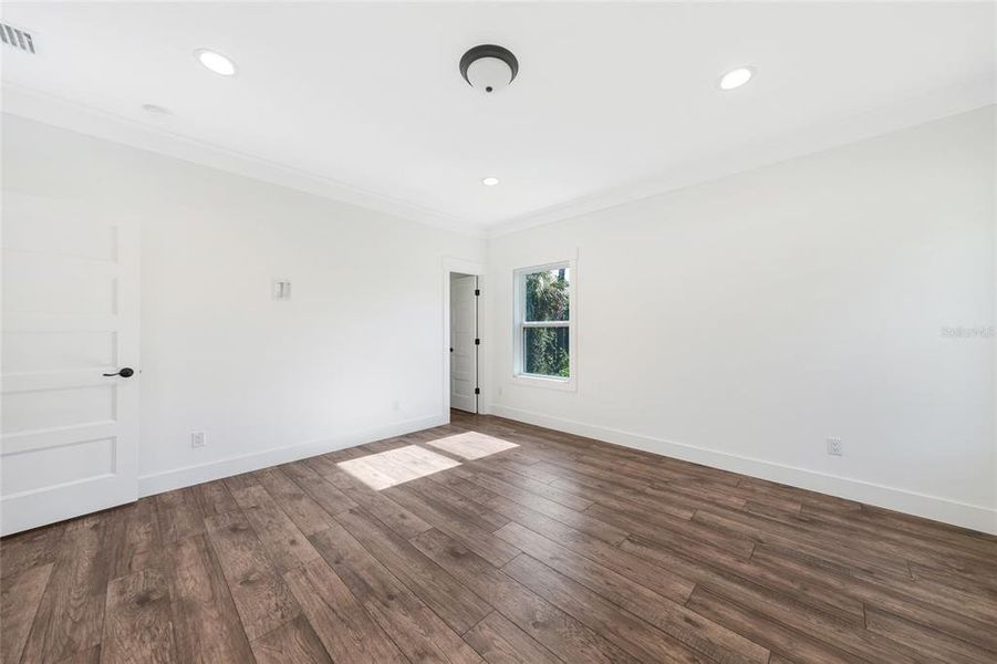 Spacious, unfurnished interior of a new home in , Port Charlotte (Image 14).