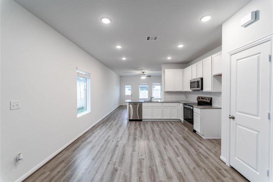 Spacious, unfurnished interior of a new home in Cool Water, Jarrell (Image 9).