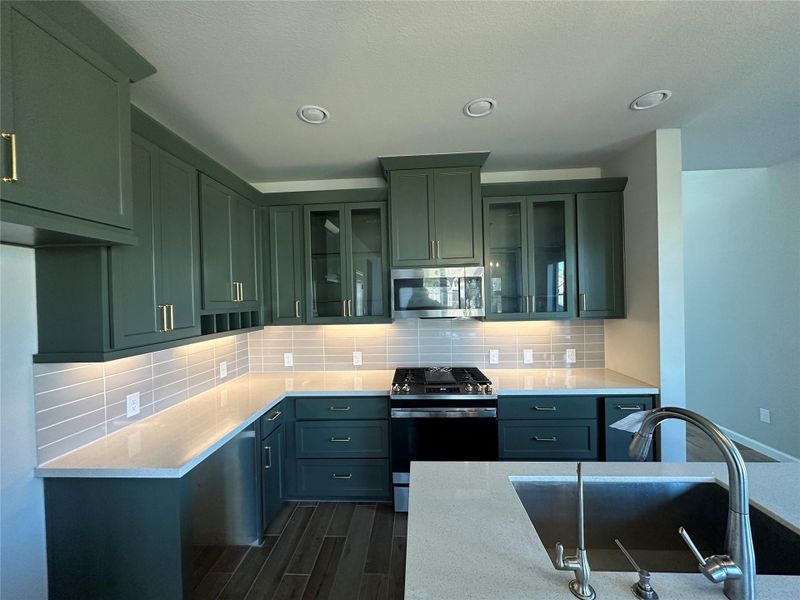 Furnished interior view inside a new home in Sienna, Missouri City (Image 8).