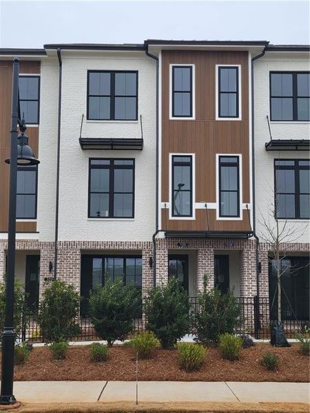 Condo located in Alpharetta, GA showcasing its design and architecture (Image 4).