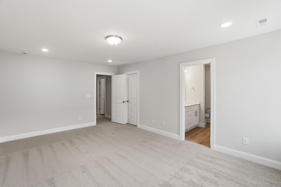 Spacious, unfurnished interior of a new home in Harrisburg Village Townhomes, Harrisburg (Image 44).