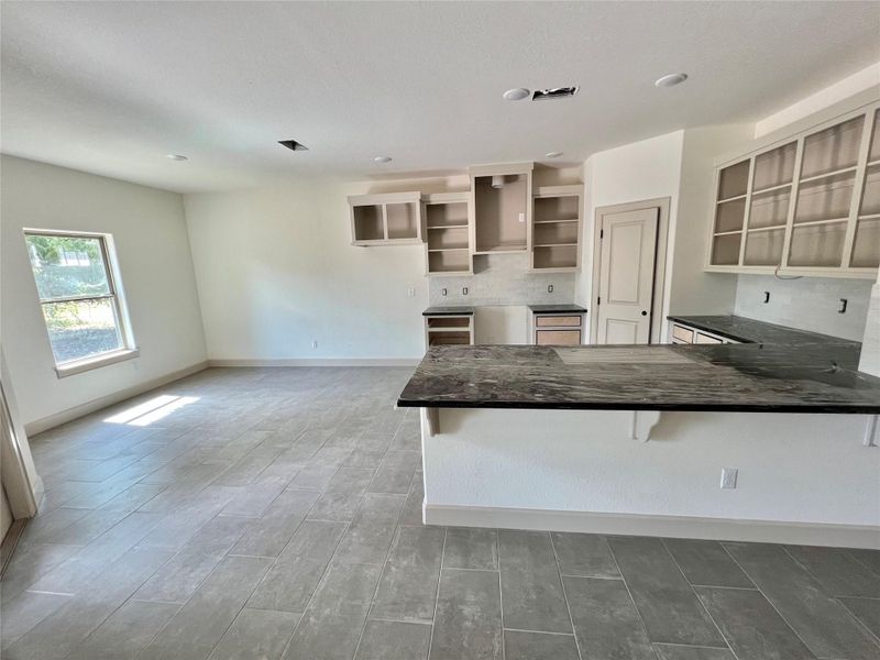 Spacious, unfurnished interior of a new home in , Angleton (Image 7).