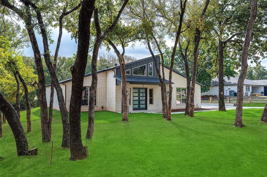 Exterior details and patio area of a home in , Granbury (Image 3).