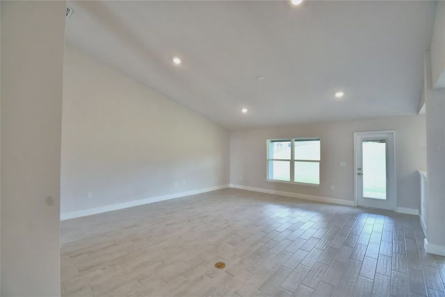 Spacious, unfurnished interior of a new home in Lake Juliana Estates, Auburndale (Image 24).