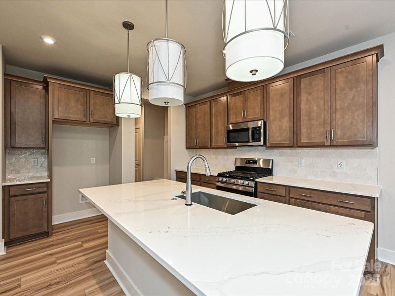 Large central island with stunning countertops.