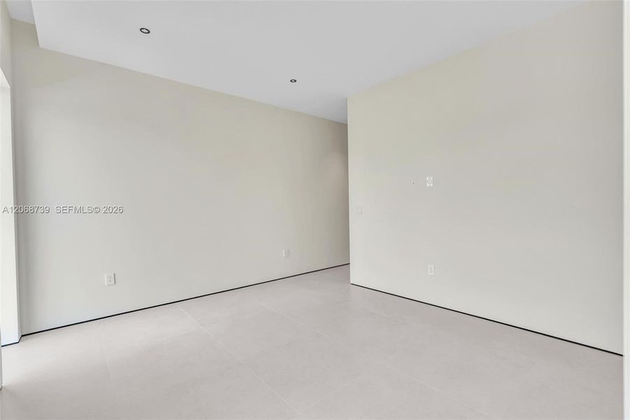 Spacious, unfurnished interior of a new home in , Miami (Image 43).