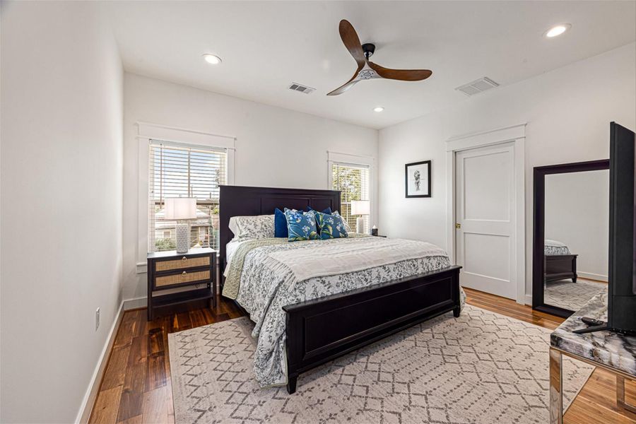 Furnished interior view inside a new home in , Galveston (Image 39).