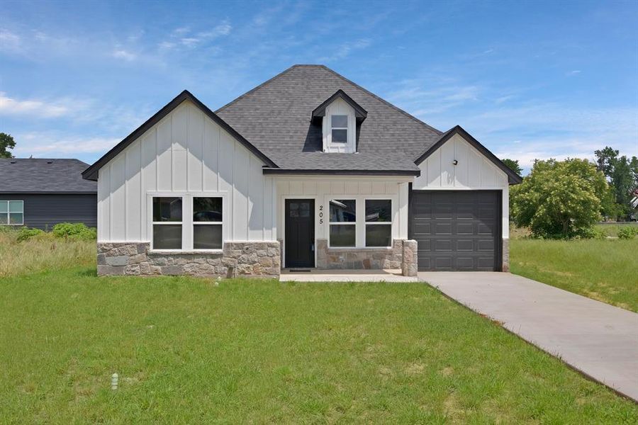 Front exterior of a new home in , Itasca, TX, highlighting curb appeal (Image 21). Front exterior of a new home in , Itasca, TX, highlighting curb appeal (Image 21).