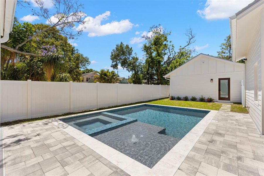 Exterior details and patio area of a home in , St. Petersburg (Image 34).