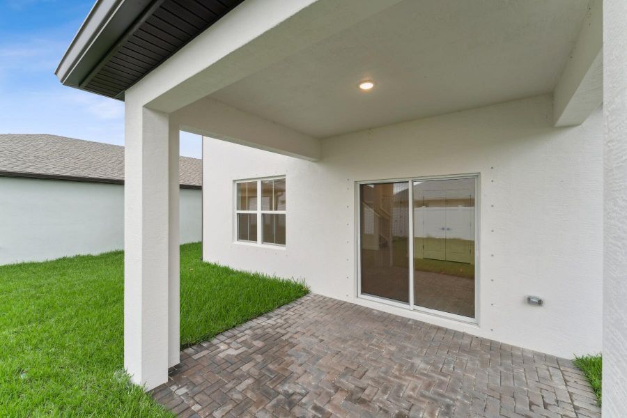 Exterior details and patio area of a home in , Fort Pierce (Image 27).