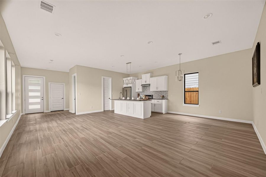 Spacious, unfurnished interior of a new home in , Houston (Image 33).