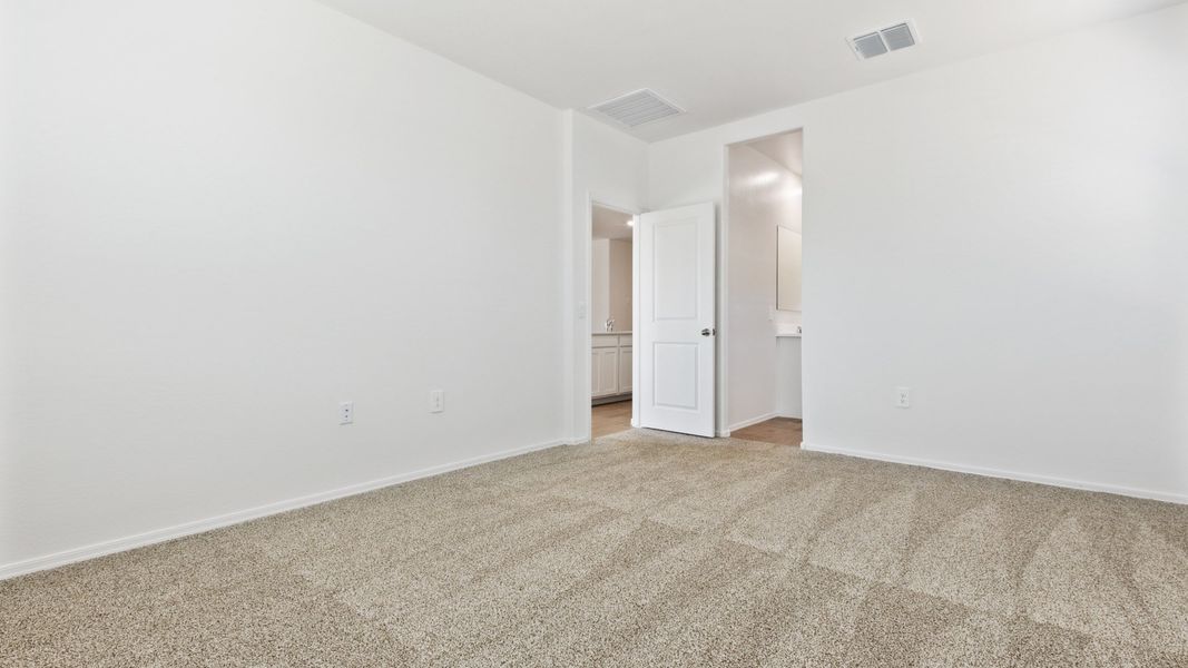 Spacious, unfurnished interior of a new home in Rio Rancho Estates, Wittmann (Image 20).