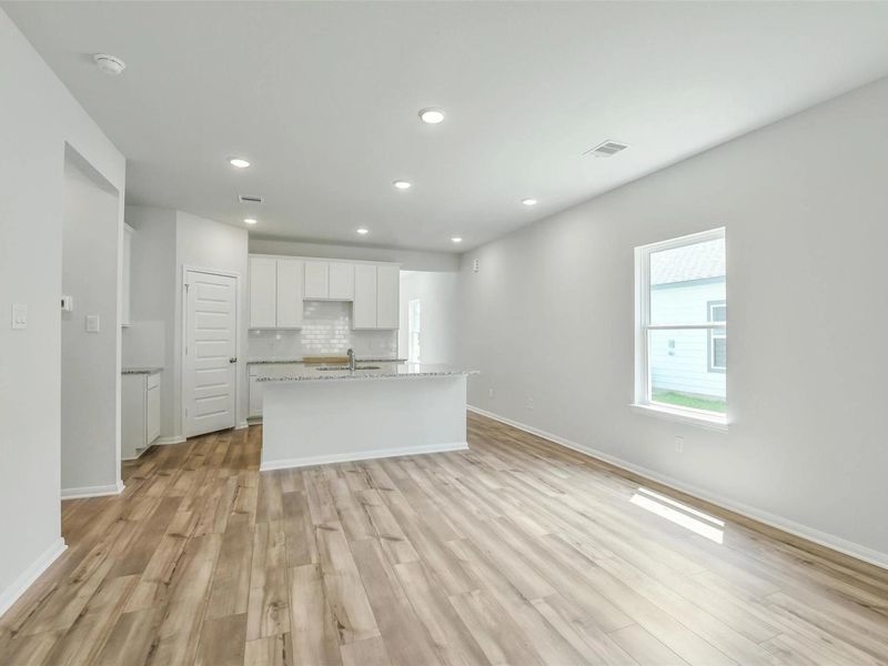 Spacious, unfurnished interior of a new home in Caney Creek Place, Conroe (Image 23).