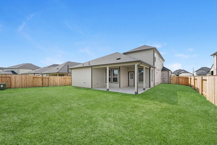 Exterior details and patio area of a home in Briarwood Crossing, Rosenberg (Image 3).